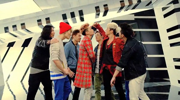 Donghae v&agrave; Eunhyuk (Suju) "đối đầu" trong PV mới nhất 1