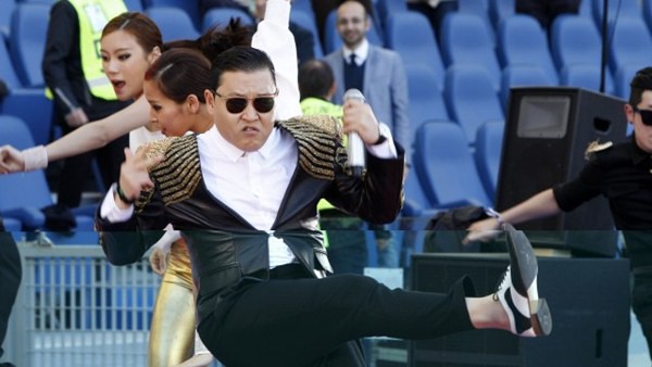 Psy bị la ó trong khi biểu diễn tại Ý 1