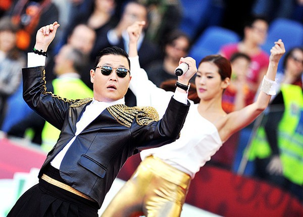 Psy bị la ó trong khi biểu diễn tại Ý 2