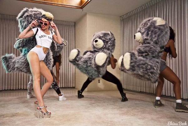 Miley Cyrus "ngang tàng" tung single trở lại 8