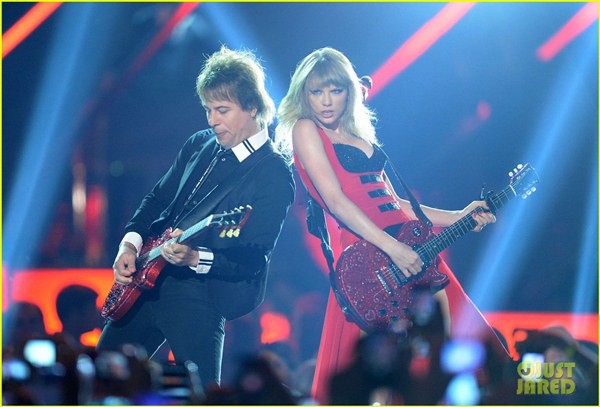 Taylor Swift lại "trắng tay" tại giải thưởng nhạc Country 21