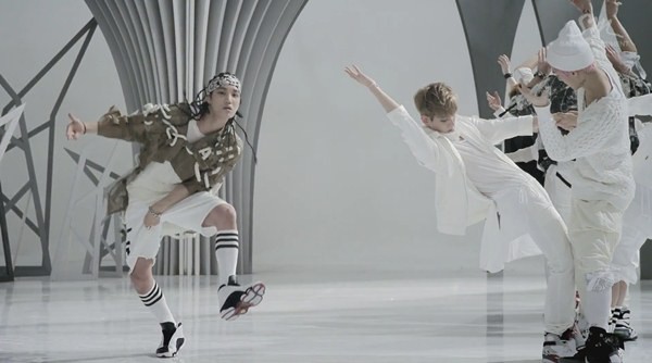 Những hình ảnh khó quên của EXO trong MV "Wolf" 17