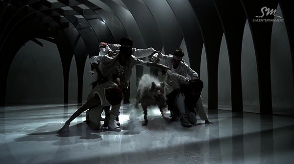 Những hình ảnh khó quên của EXO trong MV "Wolf" 29