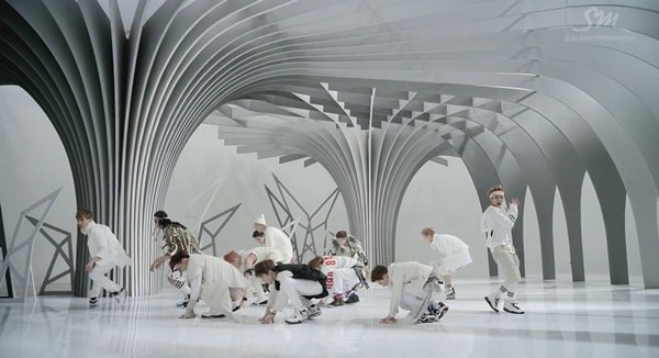 Những hình ảnh khó quên của EXO trong MV "Wolf" 8