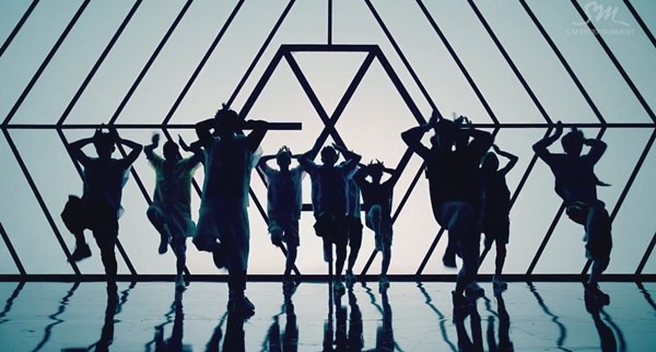 Những hình ảnh khó quên của EXO trong MV "Wolf" 9