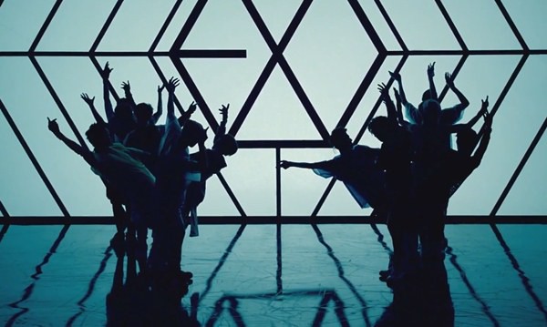 Những hình ảnh khó quên của EXO trong MV "Wolf" 11