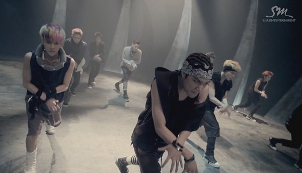 Những hình ảnh khó quên của EXO trong MV "Wolf" 12