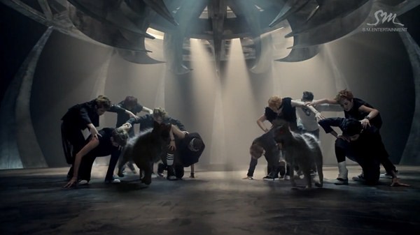 Những hình ảnh khó quên của EXO trong MV "Wolf" 31