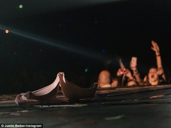 Justin Bieber "hớn hở" khoe ảnh áo chíp do fan ném lên sân khấu 1