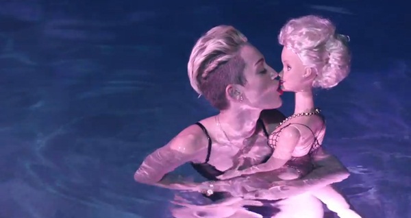 Miley Cyrus "khóa môi" búp bê trong MV trở lại 1