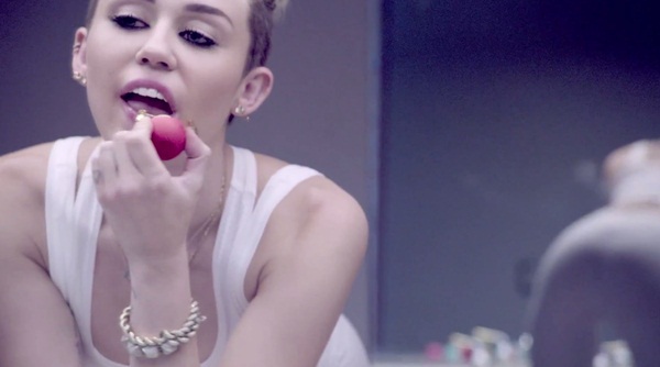 Miley Cyrus "khóa môi" búp bê trong MV trở lại 4