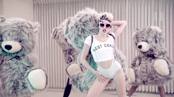 Miley Cyrus "khóa môi" búp bê trong MV trở lại 6