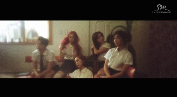 f(x) "nhá hàng" album mới với clip độc và quái 15