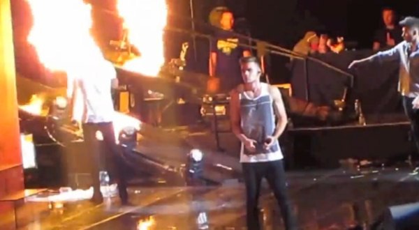 Zayn cứu Harry (1D) đang lao đầu vào lửa 2