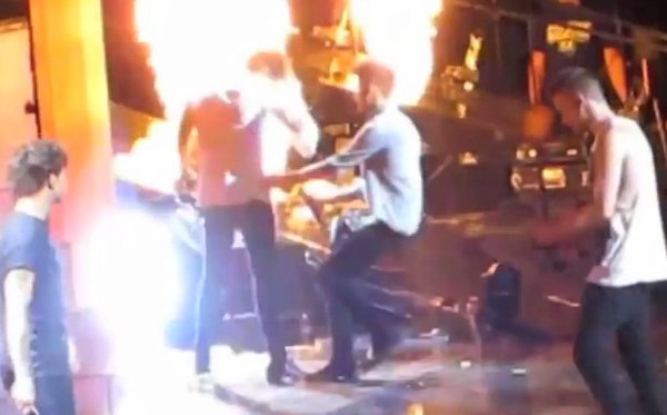 Zayn cứu Harry (1D) đang lao đầu vào lửa 3