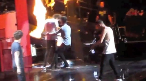 Zayn cứu Harry (1D) đang lao đầu vào lửa 4