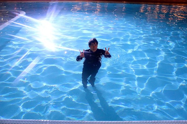 Đăng Khôi ngâm mình trong hồ bơi suốt 5 tiếng để quay MV 5