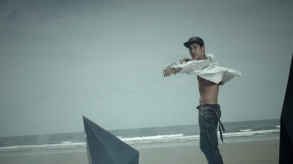 Kim Hyun Joong lại "khoe body" trong clip "nhử fan" mới 4