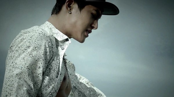 Fan "điên đảo" với cảnh nóng trong MV mới của Kim Hyun Joong 4