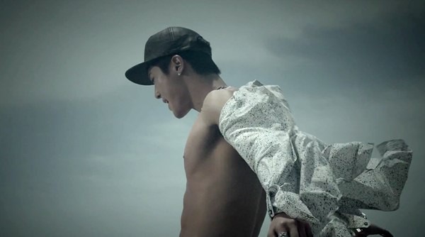 Fan "điên đảo" với cảnh nóng trong MV mới của Kim Hyun Joong 6