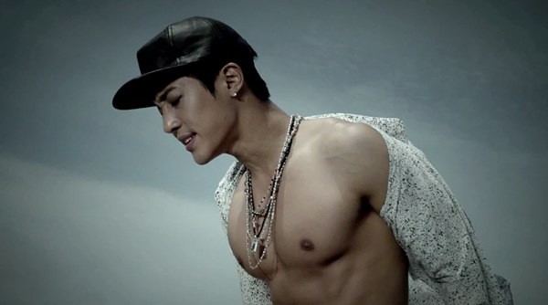 Fan "điên đảo" với cảnh nóng trong MV mới của Kim Hyun Joong 7