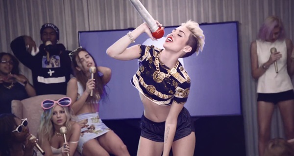 Miley Cyrus tung phiên bản "cực ngổ ngáo" của MV "We Can't Stop" 3