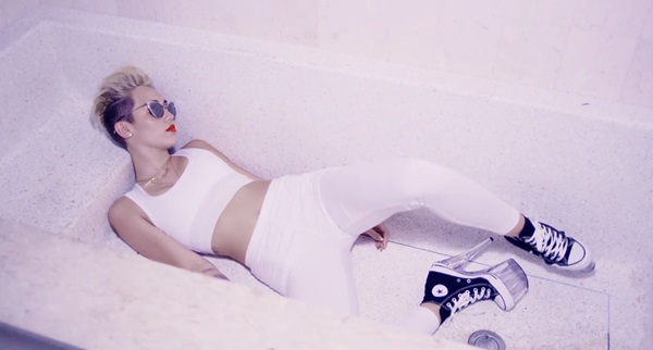 Miley Cyrus tung phiên bản "cực ngổ ngáo" của MV "We Can't Stop" 5