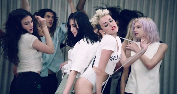 Miley Cyrus tung phiên bản "cực ngổ ngáo" của MV "We Can't Stop" 8