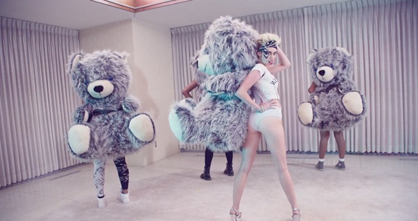 Miley Cyrus tung phiên bản "cực ngổ ngáo" của MV "We Can't Stop" 9