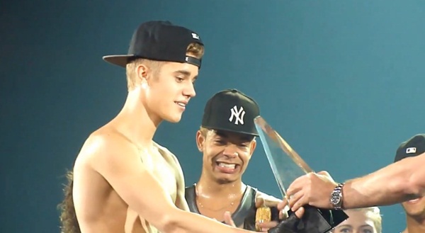 Justin Bieber diện style "cởi trần, quần tụt" nhận giải âm nhạc 4