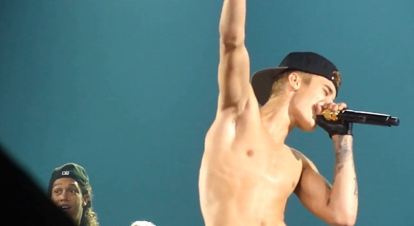 Justin Bieber diện style "cởi trần, quần tụt" nhận giải âm nhạc 5
