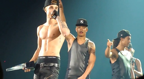 Justin Bieber diện style "cởi trần, quần tụt" nhận giải âm nhạc 6