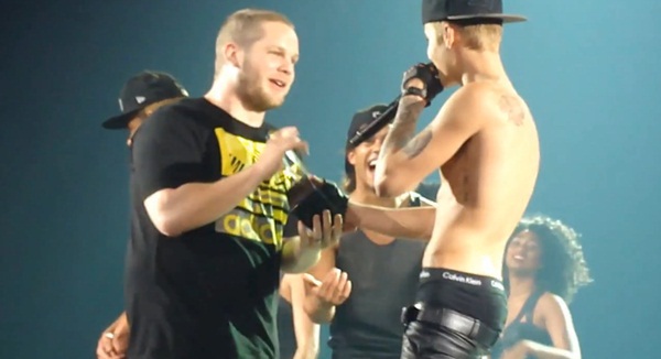 Justin Bieber diện style "cởi trần, quần tụt" nhận giải âm nhạc 8