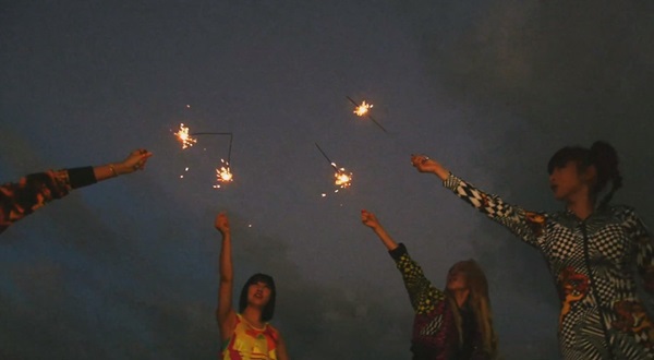 2NE1 quậy "quên trời đất" trong MV mới toanh 2