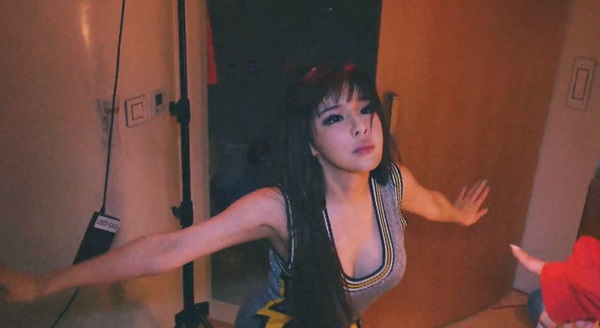 2NE1 quậy "quên trời đất" trong MV mới toanh 6
