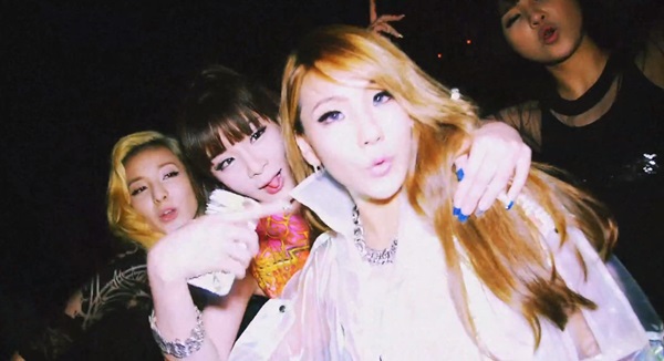 2NE1 quậy "quên trời đất" trong MV mới toanh 9