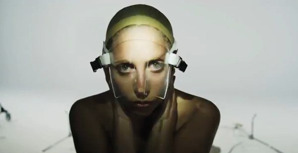 Lady Gaga "phát điên" trong clip "nhá hàng" 2