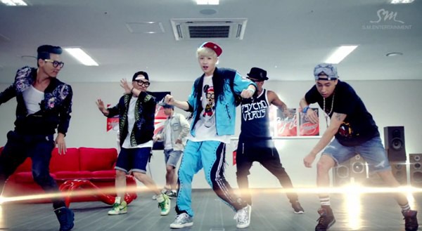 Henry hóa "tắc kè hoa" trong clip nhá hàng với Amber (f(x)) 5