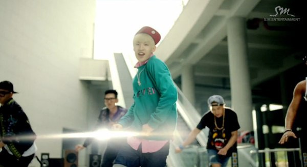 Henry hóa "tắc kè hoa" trong clip nhá hàng với Amber (f(x)) 8