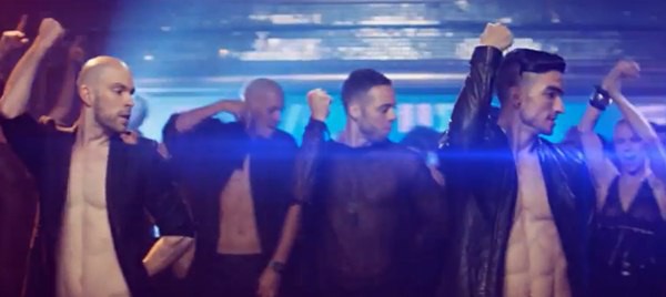 "Đứng h&igrave;nh" với m&agrave;n h&ocirc;n đồng t&iacute;nh của Avril Lavigne 5