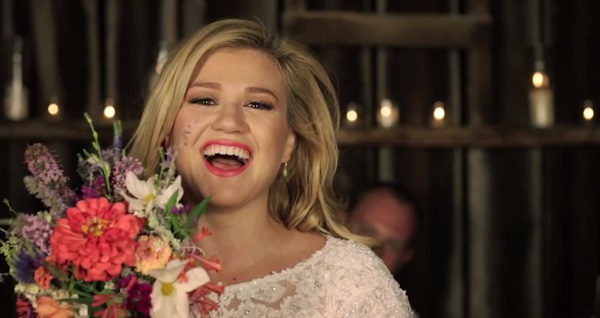 "Đứng h&igrave;nh" với m&agrave;n h&ocirc;n đồng t&iacute;nh của Avril Lavigne 15