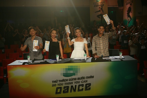 SYTYCD Tập 1: Giám khảo nam và thí sinh nam cùng nhau múa bụng 4