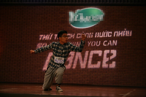 SYTYCD Tập 1: Giám khảo nam và thí sinh nam cùng nhau múa bụng 24