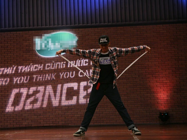 SYTYCD Tập 1: Giám khảo nam và thí sinh nam cùng nhau múa bụng 9