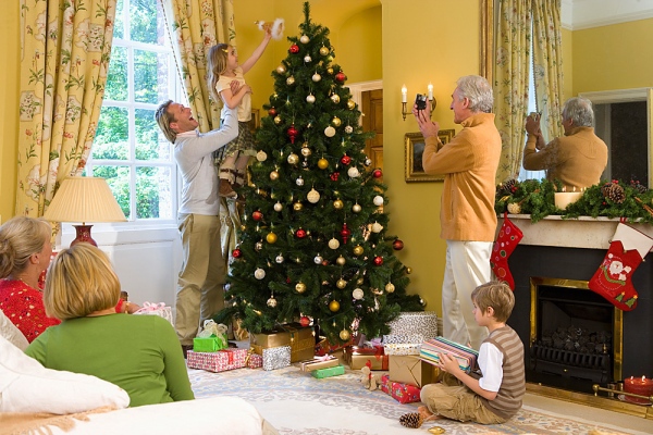 Lưu ý bảo vệ sức khỏe khi trang trí cây thông Noel 3