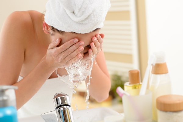 Chọn sữa rửa mặt bừa b&atilde;i sẽ g&acirc;y hại kh&ocirc;n lường 2