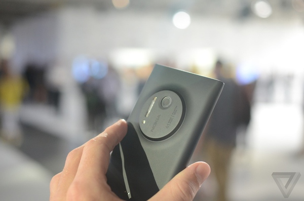 Cận cảnh Lumia 1020 - Smartphone chụp hình "khủng" nhất thế giới 1