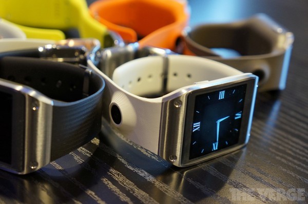 Cận cảnh Samsung Galaxy Gear: Chiếc đồng hồ th&ocirc;ng minh kh&ocirc;ng giống ai 2