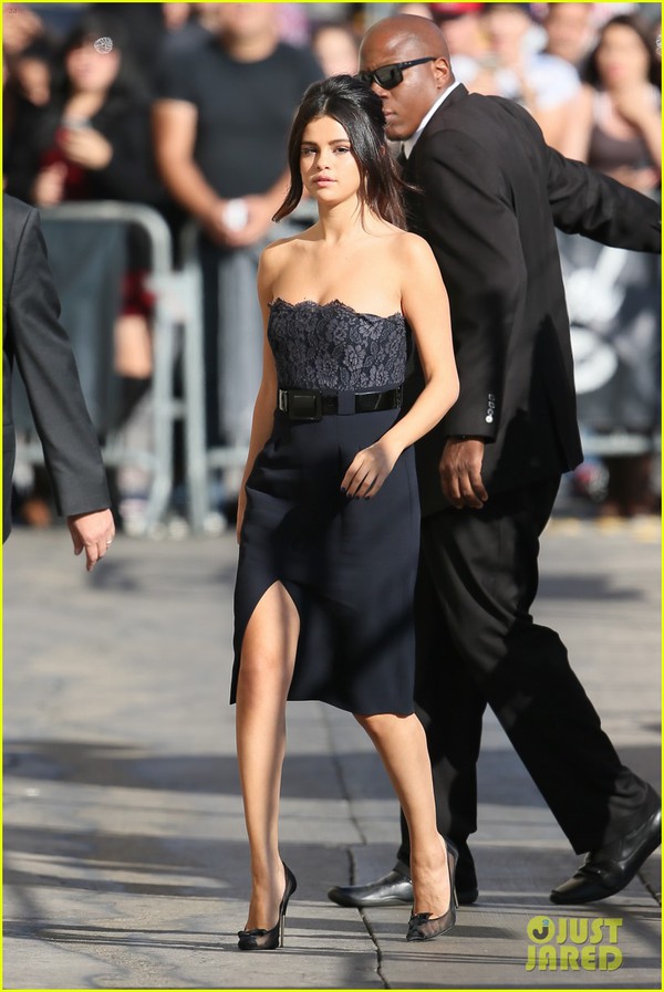 Selena Gomez lộ bụng to ngấn mỡ trước ống kính 2