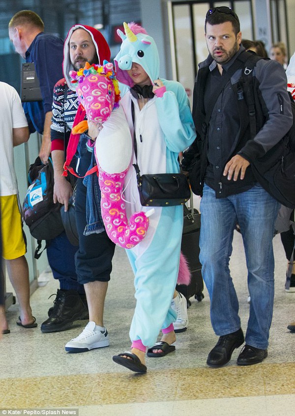 Miley Cyrus đáng yêu bất ngờ khi diện đồ kỳ lân ra sân bay 3